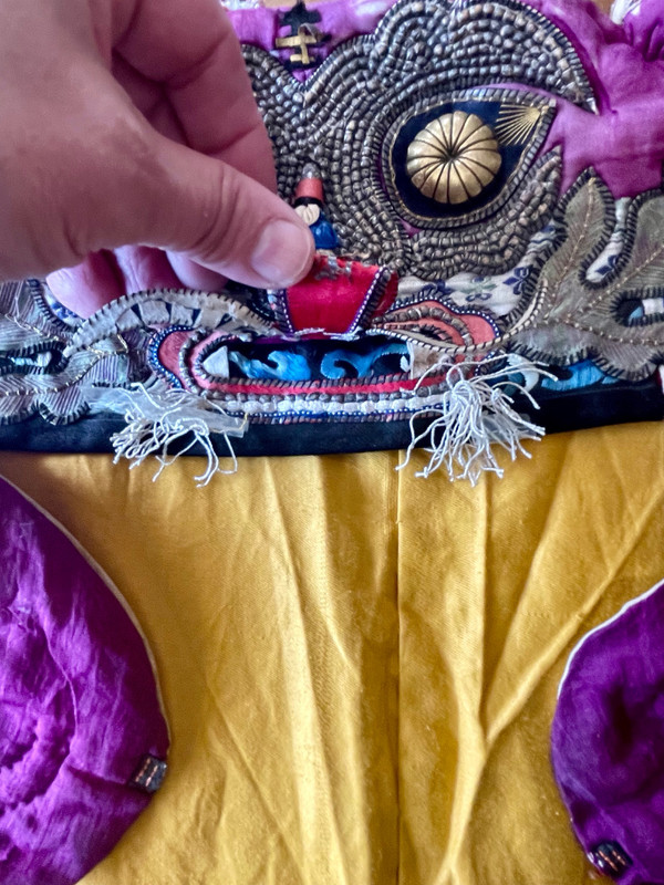 CAPPELLO DA BAMBINO CON TESTA DI TIGRE, Cina, fine XIX secolo.