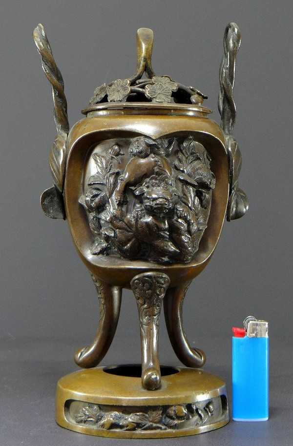 Vietnam, End of the 19th - Beginning of the 20th Century, Bronze incense burner decorated with Fo dogs.