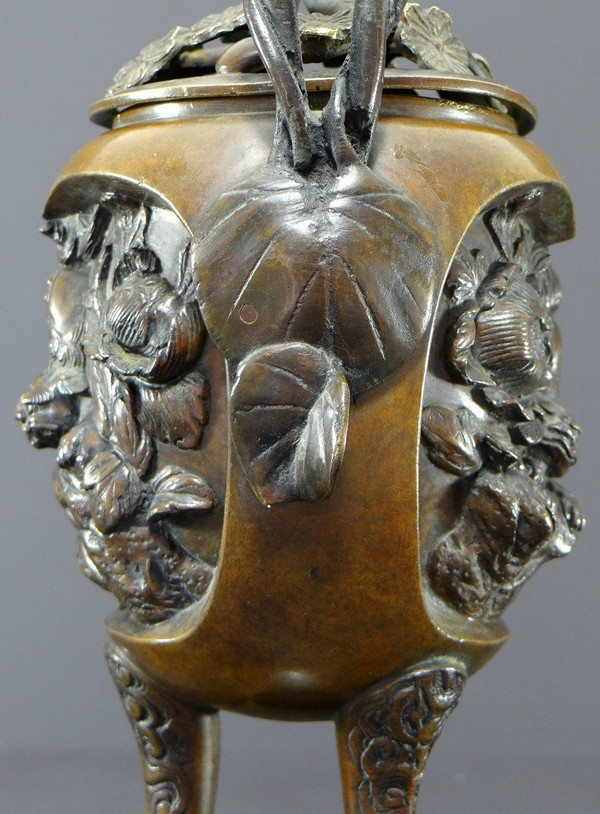 Vietnam, End of the 19th - Beginning of the 20th Century, Bronze incense burner decorated with Fo dogs.