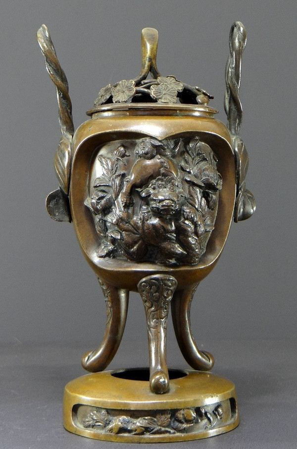 Vietnam, End of the 19th - Beginning of the 20th Century, Bronze incense burner decorated with Fo dogs.