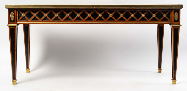 Une table basse de style Louis XVI, début XXI siècle 