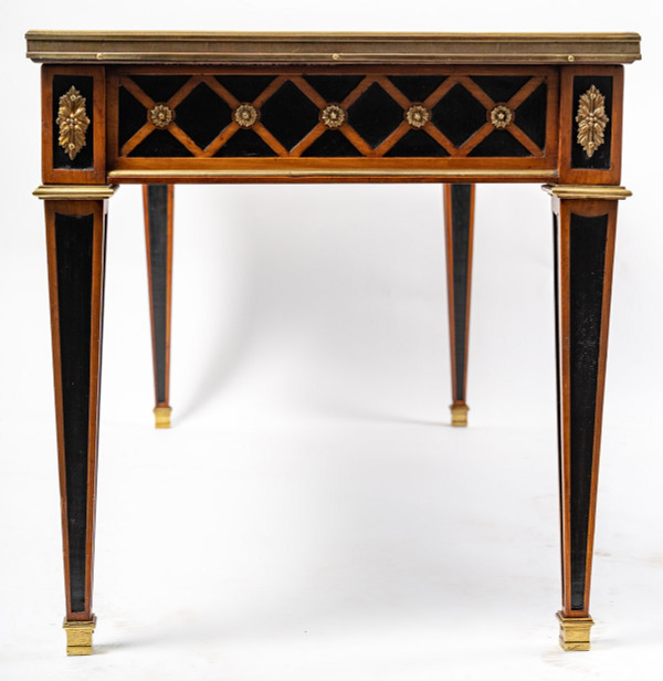Une table basse de style Louis XVI, début XXI siècle 