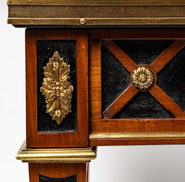 Une table basse de style Louis XVI, début XXI siècle 