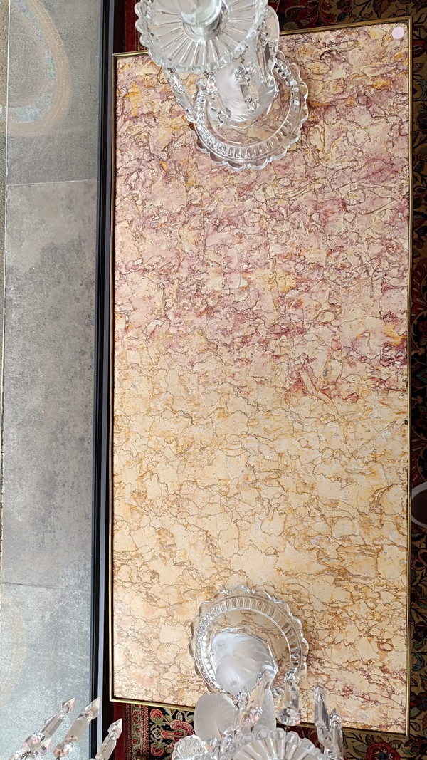 Une table basse de style Louis XVI, début XXI siècle 