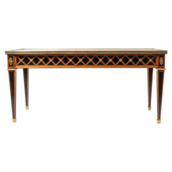 Une table basse de style Louis XVI, début XXI siècle 