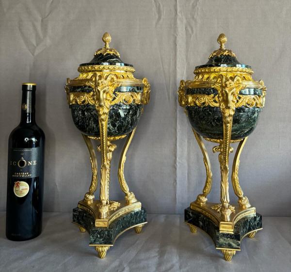 Coppia di Cassolettes stile Luigi XVI in bronzo dorato e marmo verde XIX secolo