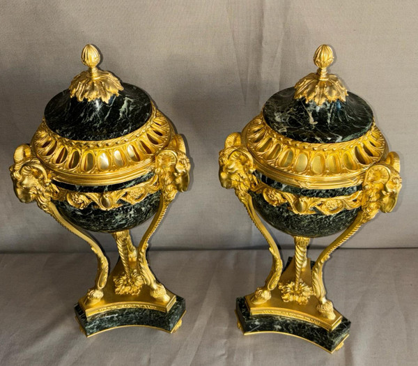 Coppia di Cassolettes stile Luigi XVI in bronzo dorato e marmo verde XIX secolo