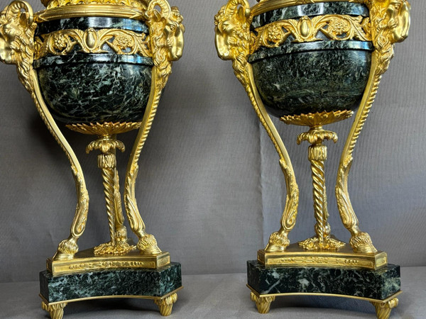 Coppia di Cassolettes stile Luigi XVI in bronzo dorato e marmo verde XIX secolo