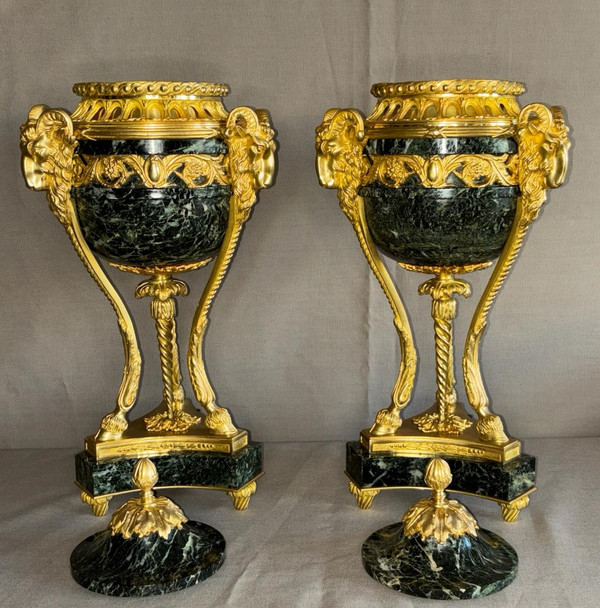 Coppia di Cassolettes stile Luigi XVI in bronzo dorato e marmo verde XIX secolo