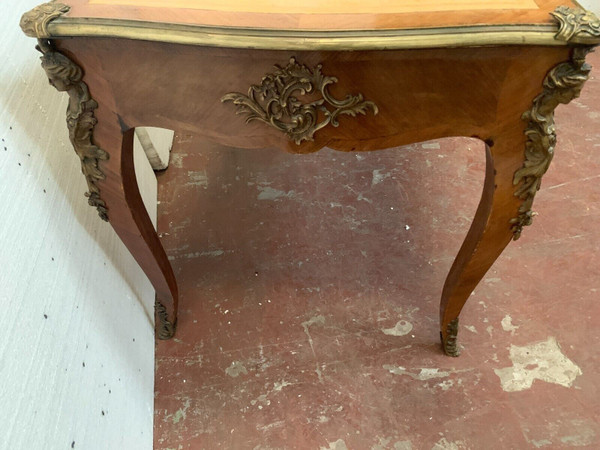 Bureau d'apparat de style Louis XV Dessus de cuir fauve XIX siècle