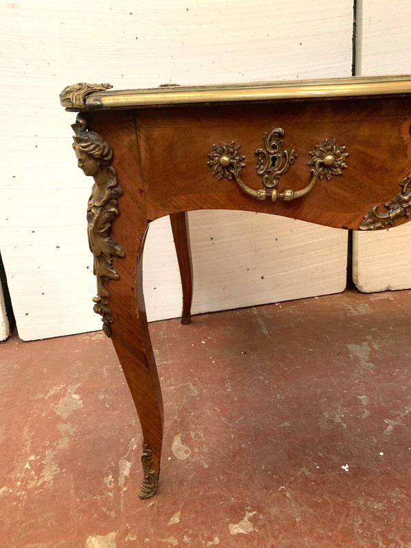 Bureau d'apparat de style Louis XV Dessus de cuir fauve XIX siècle