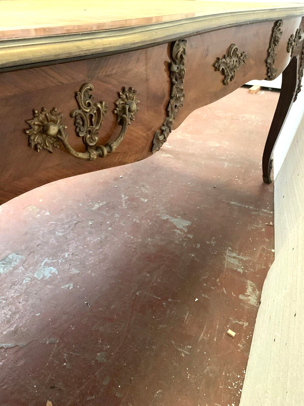 Bureau d'apparat de style Louis XV Dessus de cuir fauve XIX siècle