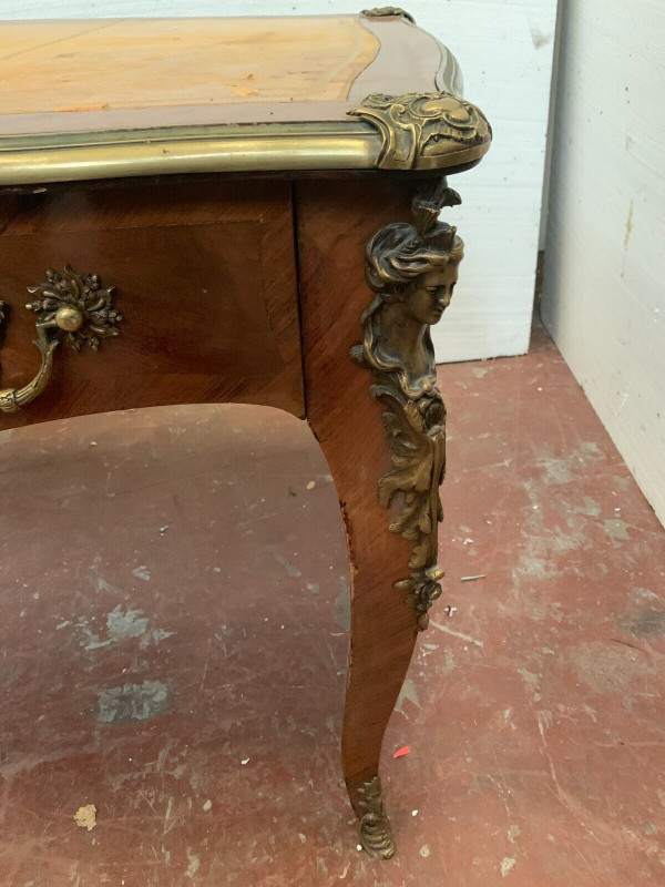 Bureau d'apparat de style Louis XV Dessus de cuir fauve XIX siècle