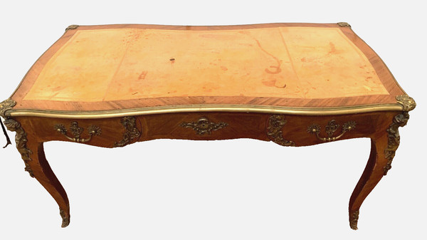 Bureau d'apparat de style Louis XV Dessus de cuir fauve XIX siècle