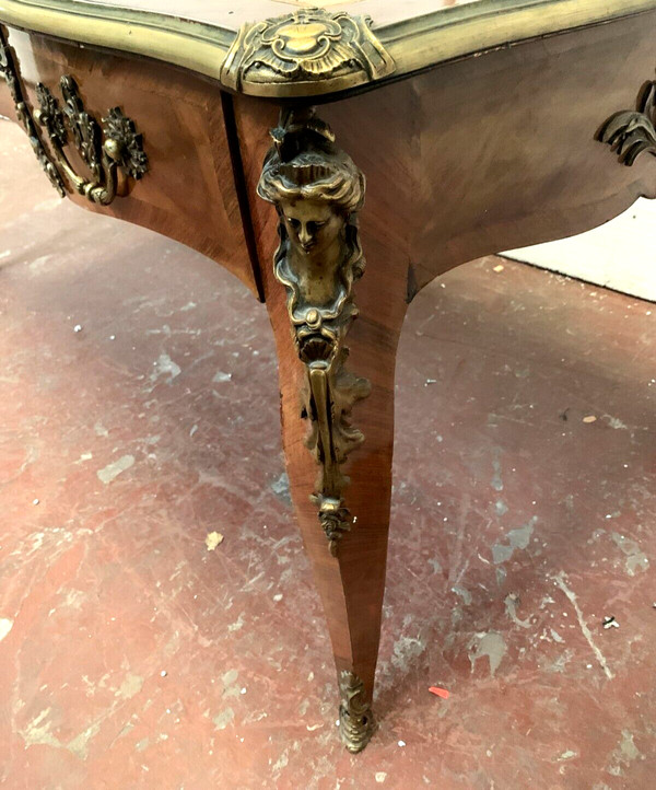 Bureau d'apparat de style Louis XV Dessus de cuir fauve XIX siècle