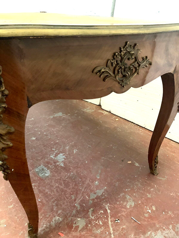 Bureau d'apparat de style Louis XV Dessus de cuir fauve XIX siècle