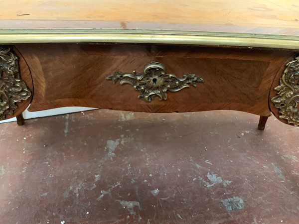 Bureau d'apparat de style Louis XV Dessus de cuir fauve XIX siècle