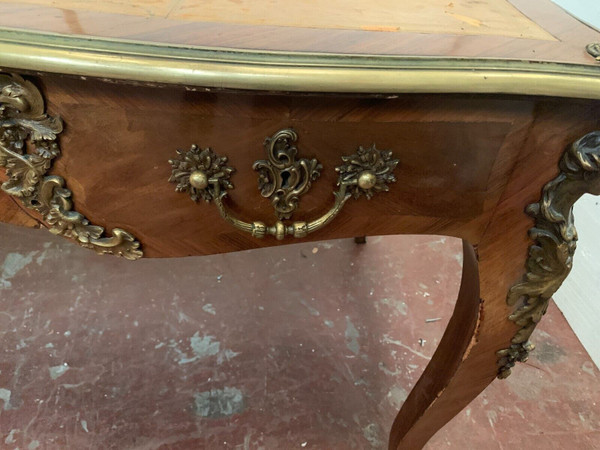Bureau d'apparat de style Louis XV Dessus de cuir fauve XIX siècle