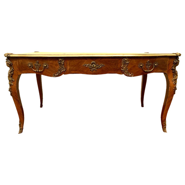 Bureau d'apparat de style Louis XV Dessus de cuir fauve XIX siècle