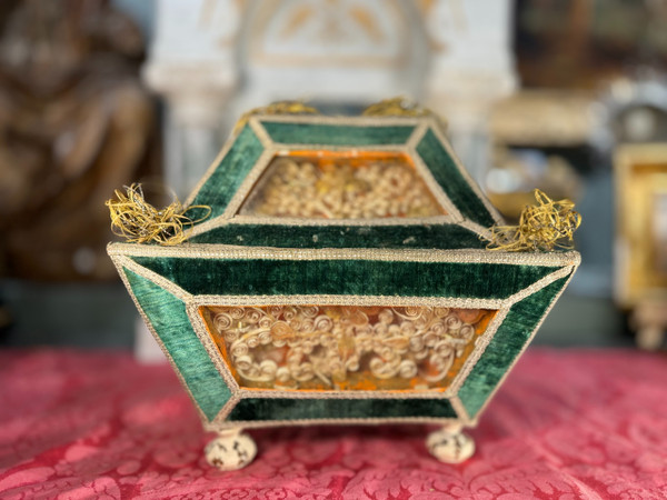 Rare Velvet Reliquary Hunting In Its Wooden Box - 18th Century