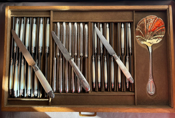 Importante Ménagère En Argent Massif 174 Pièces, style Louis XVI.