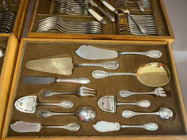 Importante Ménagère En Argent Massif 174 Pièces, style Louis XVI.