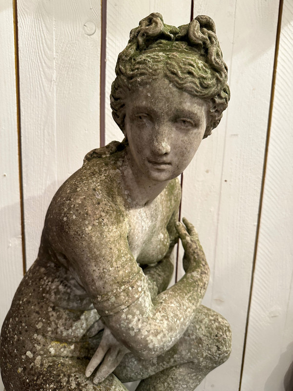 Statua in Marmo di Carrara Raffigurante Venere accovacciata, Firmata G. Rossi
