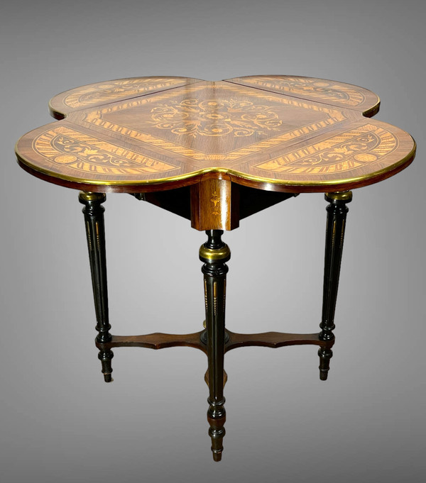 TABLE DE SALON CARRÉ A ABATTANTS DU XIXe EN MARQUETERIE DE STYLE LOUIS XVI
