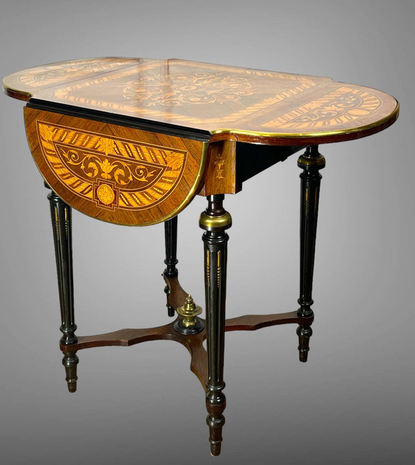 TABLE DE SALON CARRÉ A ABATTANTS DU XIXe EN MARQUETERIE DE STYLE LOUIS XVI