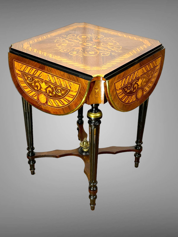 TABLE DE SALON CARRÉ A ABATTANTS DU XIXe EN MARQUETERIE DE STYLE LOUIS XVI