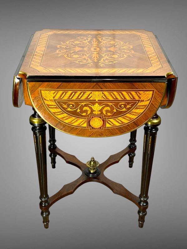 TABLE DE SALON CARRÉ A ABATTANTS DU XIXe EN MARQUETERIE DE STYLE LOUIS XVI