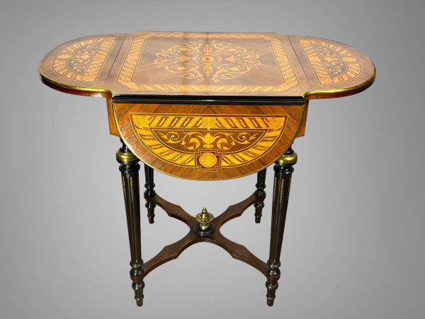 TABLE DE SALON CARRÉ A ABATTANTS DU XIXe EN MARQUETERIE DE STYLE LOUIS XVI