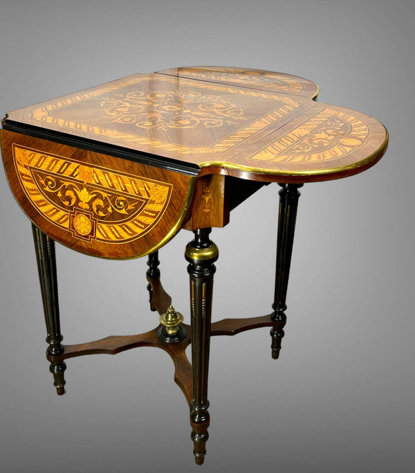 TABLE DE SALON CARRÉ A ABATTANTS DU XIXe EN MARQUETERIE DE STYLE LOUIS XVI