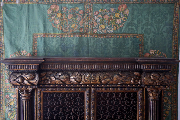 Large mesh cabinet, richly carved and gilded, baroque style, Italy 20th century