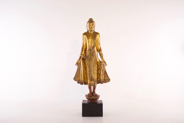 Großer stehender Buddha aus vergoldetem Holz, Myanmar
