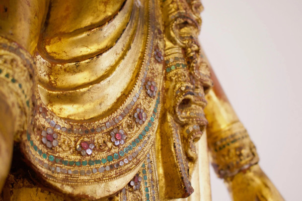Großer stehender Buddha aus vergoldetem Holz, Myanmar