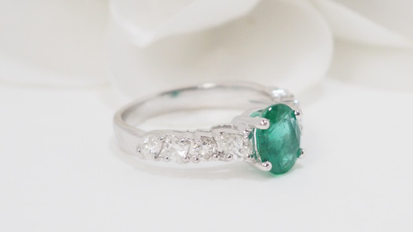 Anello in oro bianco, smeraldo e diamanti