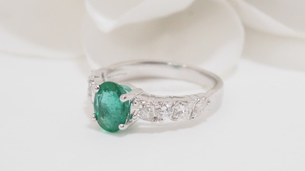 Anello in oro bianco, smeraldo e diamanti