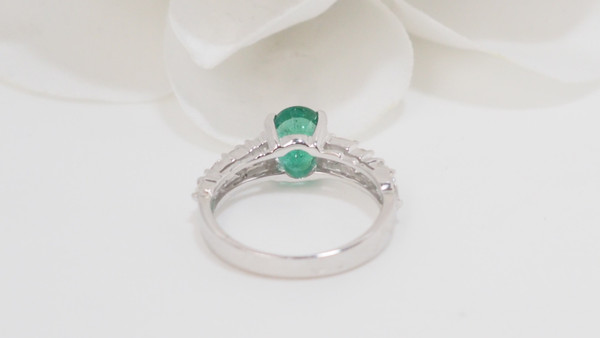 Anello in oro bianco, smeraldo e diamanti
