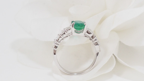 Anello in oro bianco, smeraldo e diamanti