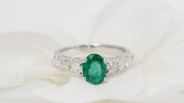 Anello in oro bianco, smeraldo e diamanti