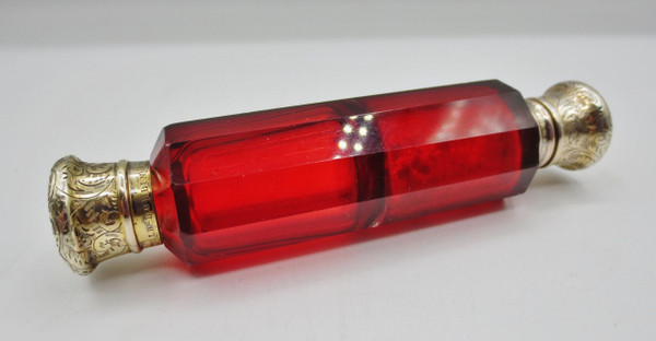 Bottiglia di profumo in cristallo e argento dorato, XIX secolo.
