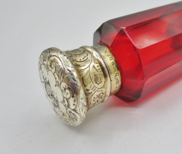 Bottiglia di profumo in cristallo e argento dorato, XIX secolo.