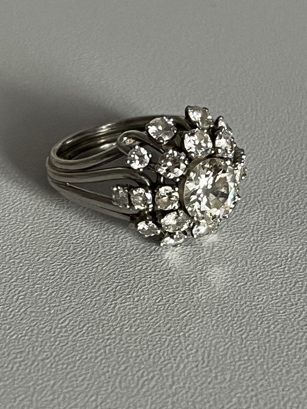 5079- Anello a cupola con filo d'oro e diamanti in platino grigio (1,20 ct al centro)