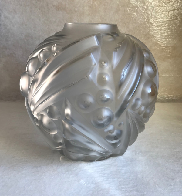 Vase en verre soufflé-moulé Art Déco signé Degué