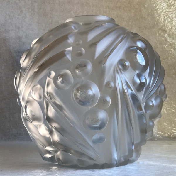 Vase en verre soufflé-moulé Art Déco signé Degué