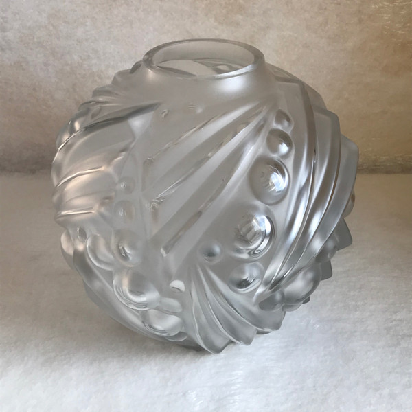 Vase en verre soufflé-moulé Art Déco signé Degué