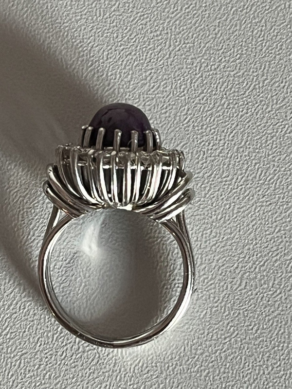5167- Ring aus Graugold mit Sternrubin und Diamanten