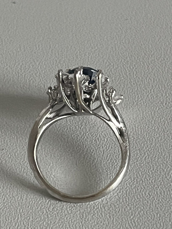 5234 – Navette-Ring aus Weißgold mit Saphir und Diamanten