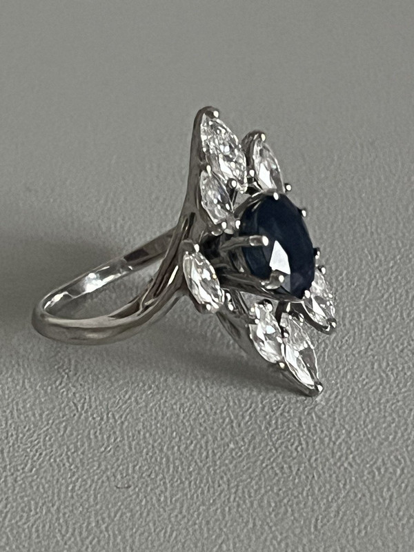 5234 – Navette-Ring aus Weißgold mit Saphir und Diamanten